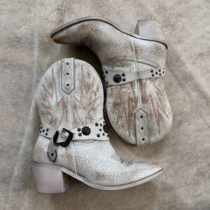 Circle G Crackled White Cowboy Boots